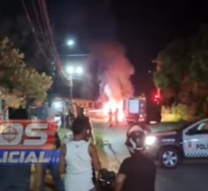 [VIDEO] Policiais retiram armas segundos antes de viatura pegar fogo 