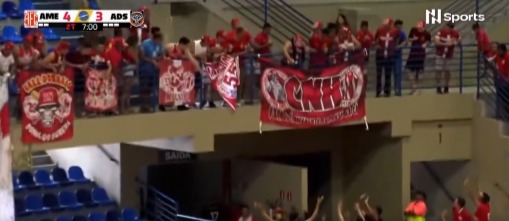 [VIDEO] Sem policiamento, confusão na arquibancada suspende jogo de futsal do América