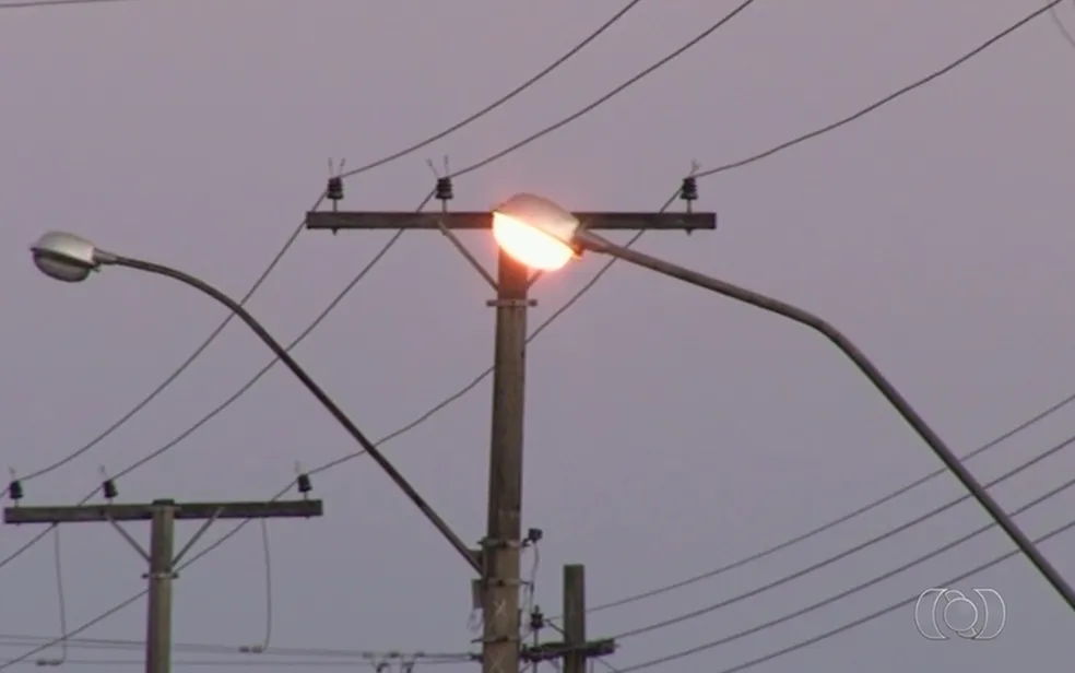 Prefeitura admite "pontos de apagão" em bairros de Natal enquanto implanta nova iluminação em led