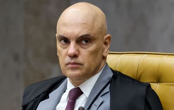 Moraes diz que todos pedidos que fez ao TSE foram documentados e que 'seria esquizofrênico me auto-oficiar'