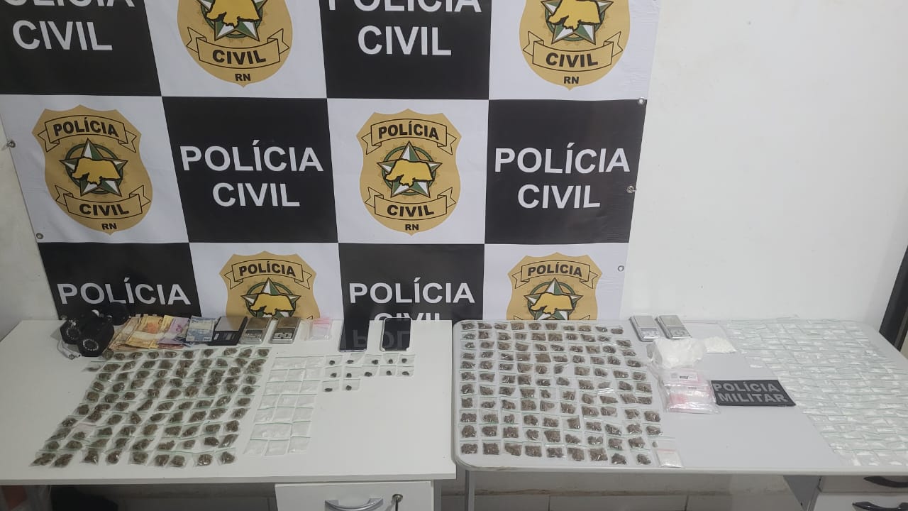 Polícias Civil e Militar fecham "bocas de fumo" e prendem 5 por tráfico de drogas na praia de Pipa