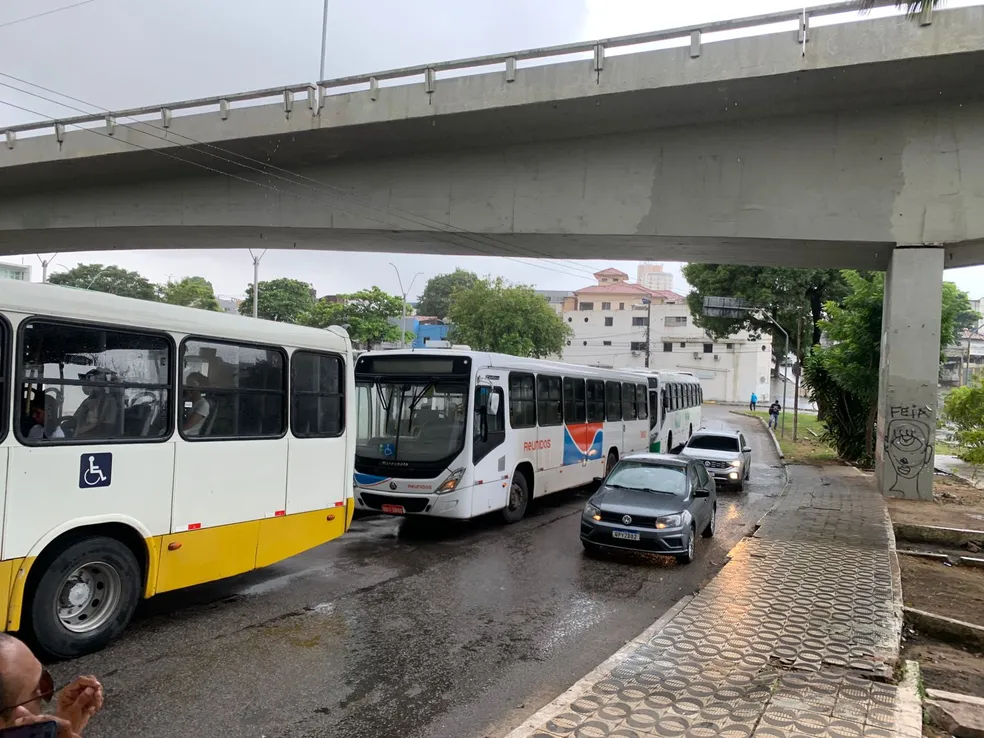 Motoristas de ônibus paralisam atividades e fazem protesto no viaduto do Baldo