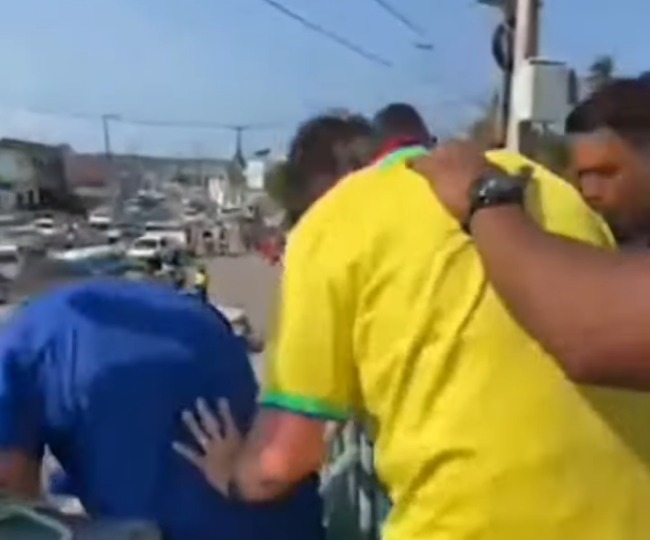 [VIDEO] Bolsonaro é atacado por abelhas e sai às pressas de comício 