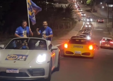 Candidato mais rico do Brasil faz carreata com helicóptero e Porsche