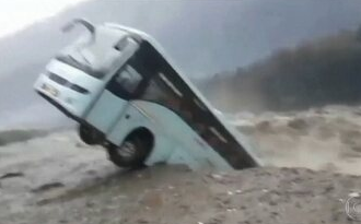 Impressionante! Carros são arrastados por correnteza durante chuva na Áustria; veja vídeo