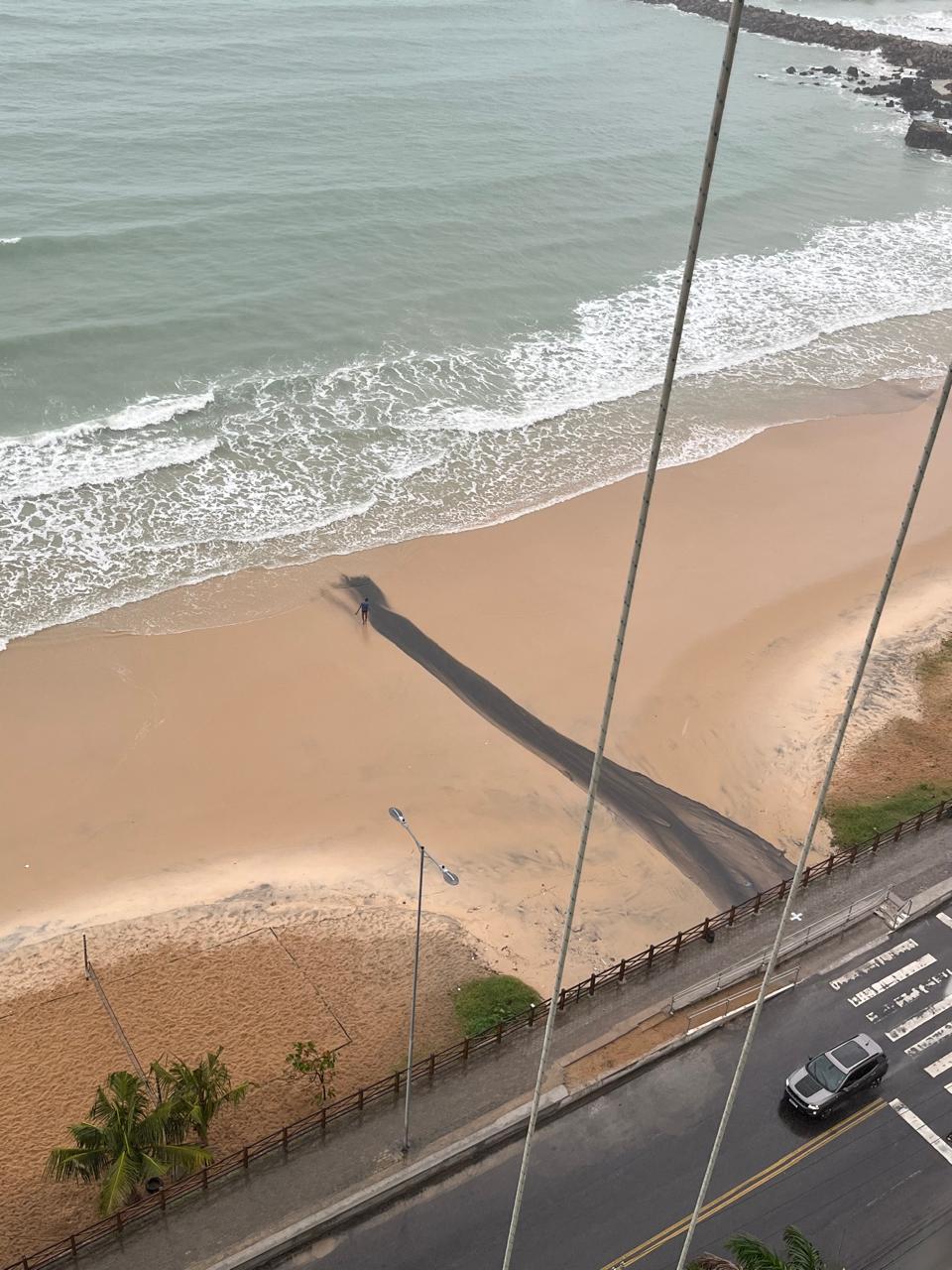 'Língua Negra' volta a aparecer em Areia Preta, um dia após praia voltar a ficar apta para banho; veja motivo