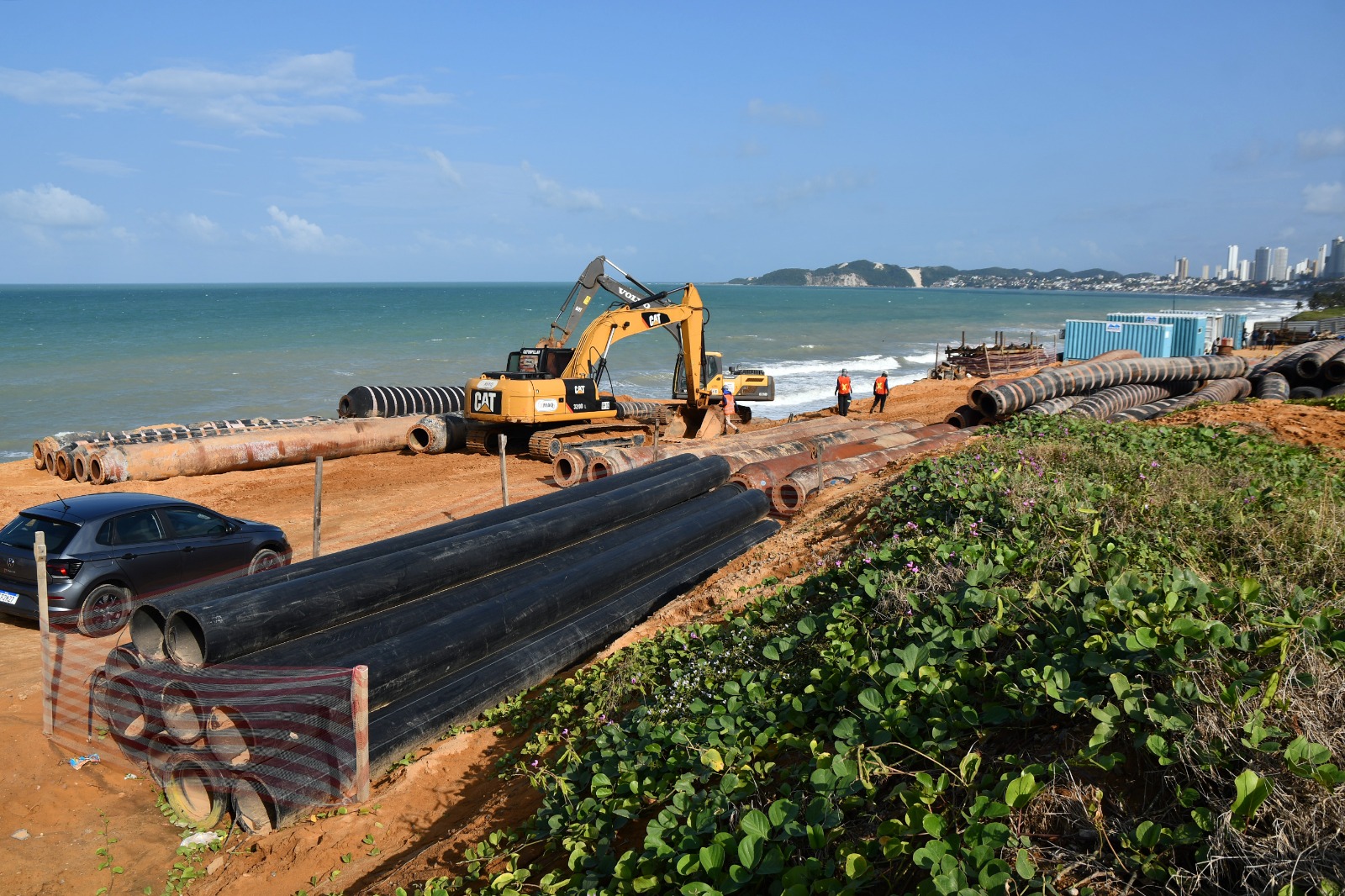 Canteiro de obras da engorda de Ponta Negra recebe primeiros equipamentos