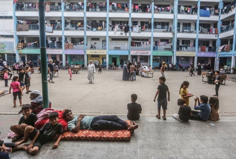 Escola que servia de abrigo na Faixa de Gaza é atacada por Israel