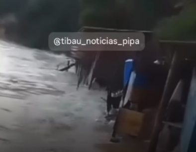 VÍDEO: Mar avança na Praia do Madeiro e leva mesas e cadeiras; ASSISTA