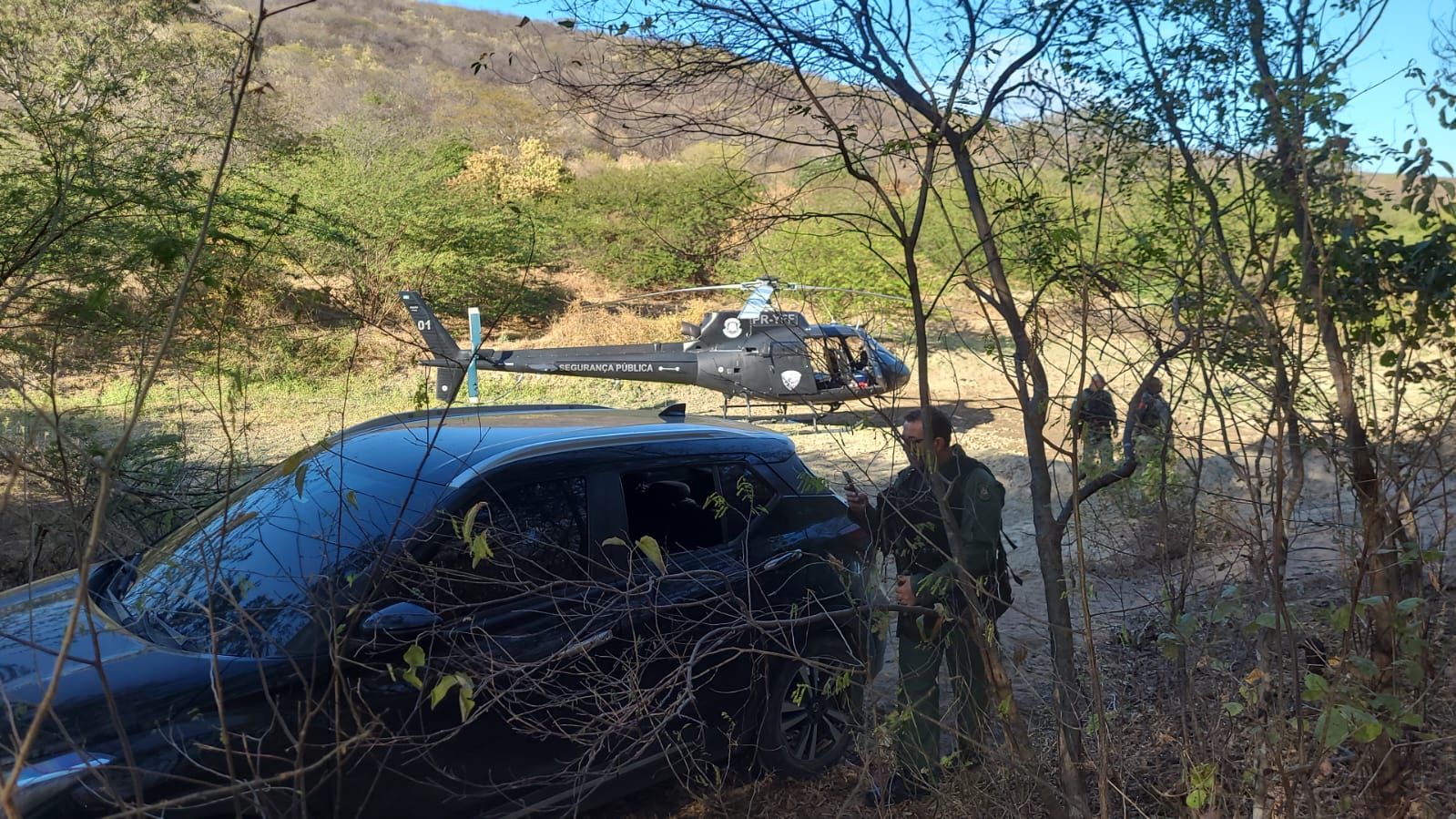 Helicóptero faz buscas por criminosos que mataram prefeito e pai no RN