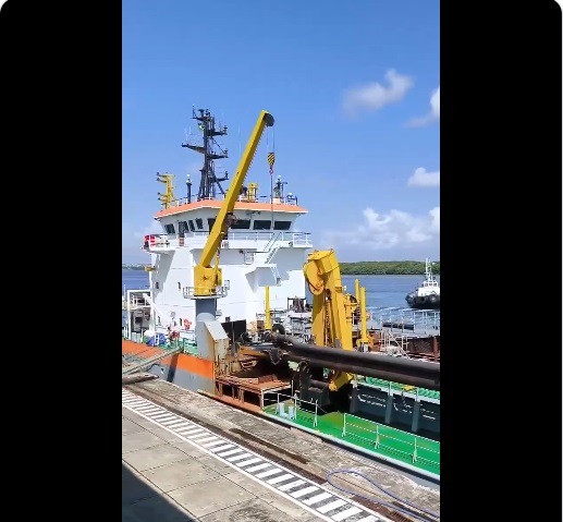 Draga que vai fazer a engorda da Praia de Ponta Negra já está atracada no porto de Natal