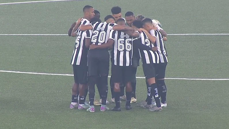 Botafogo vence o Fortaleza e volta à liderança do Brasileiro