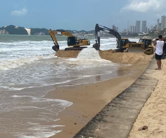 Obra para engorda da praia de Ponta Negra pausa atividade 4 dias após início