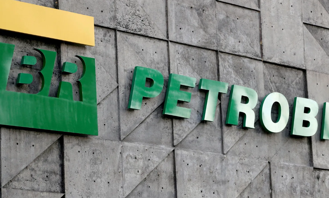 Presidente da Petrobras diz que não há previsão para queda dos preços dos combustíveis