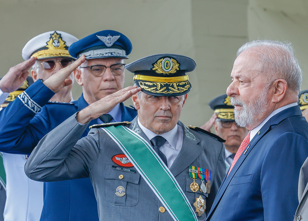 [VÍDEO] Militares da FAB em Natal tem comida com larva, enquanto generais do Exército gastam com filet e salmão