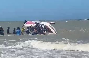 Lancha de passeio turístico naufraga em Rio do Fogo com 17 pessoas a bordo