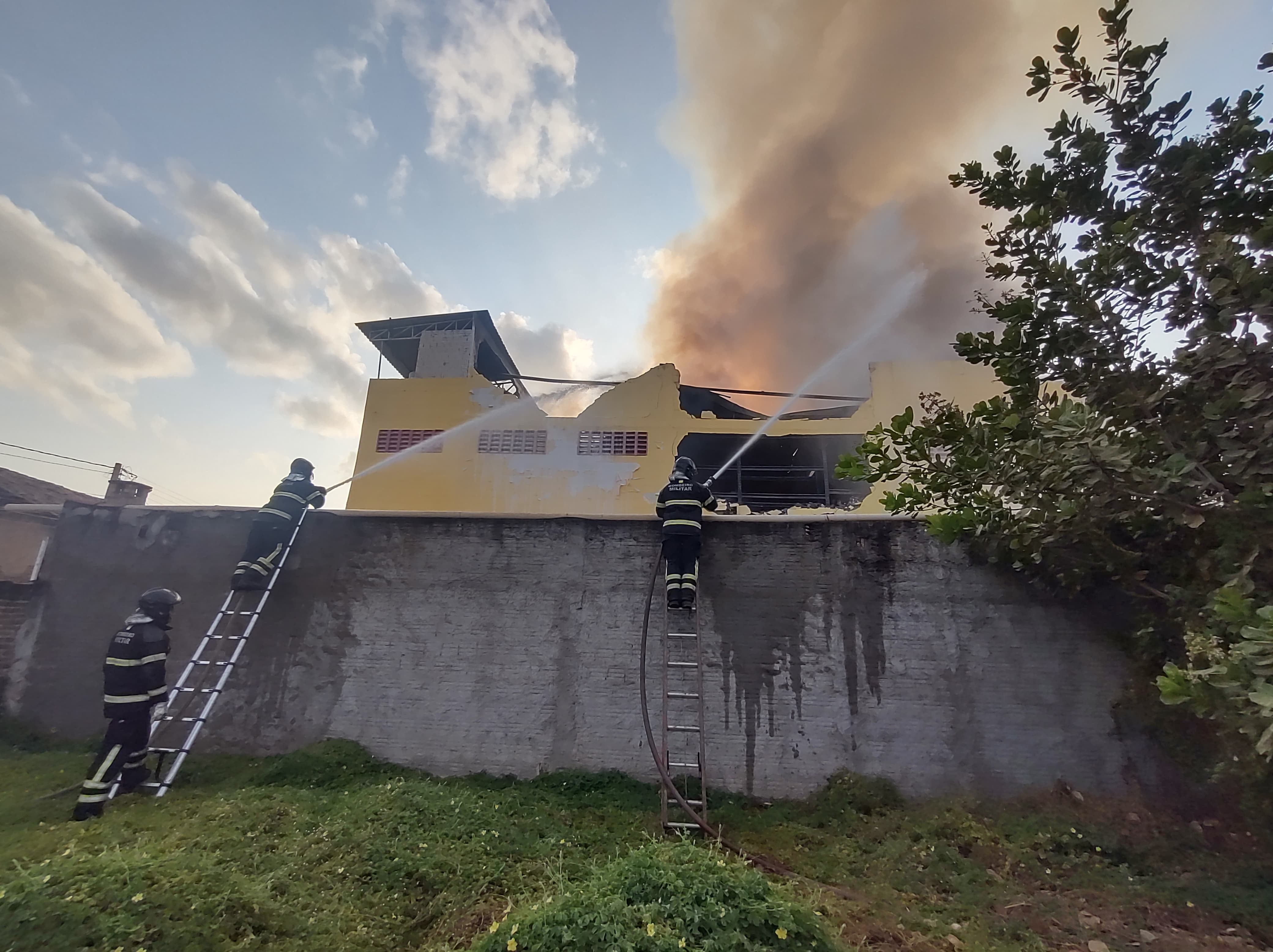 Bombeiros lutam por mais de 6 horas para controlar fogo em supermercado famoso do RN