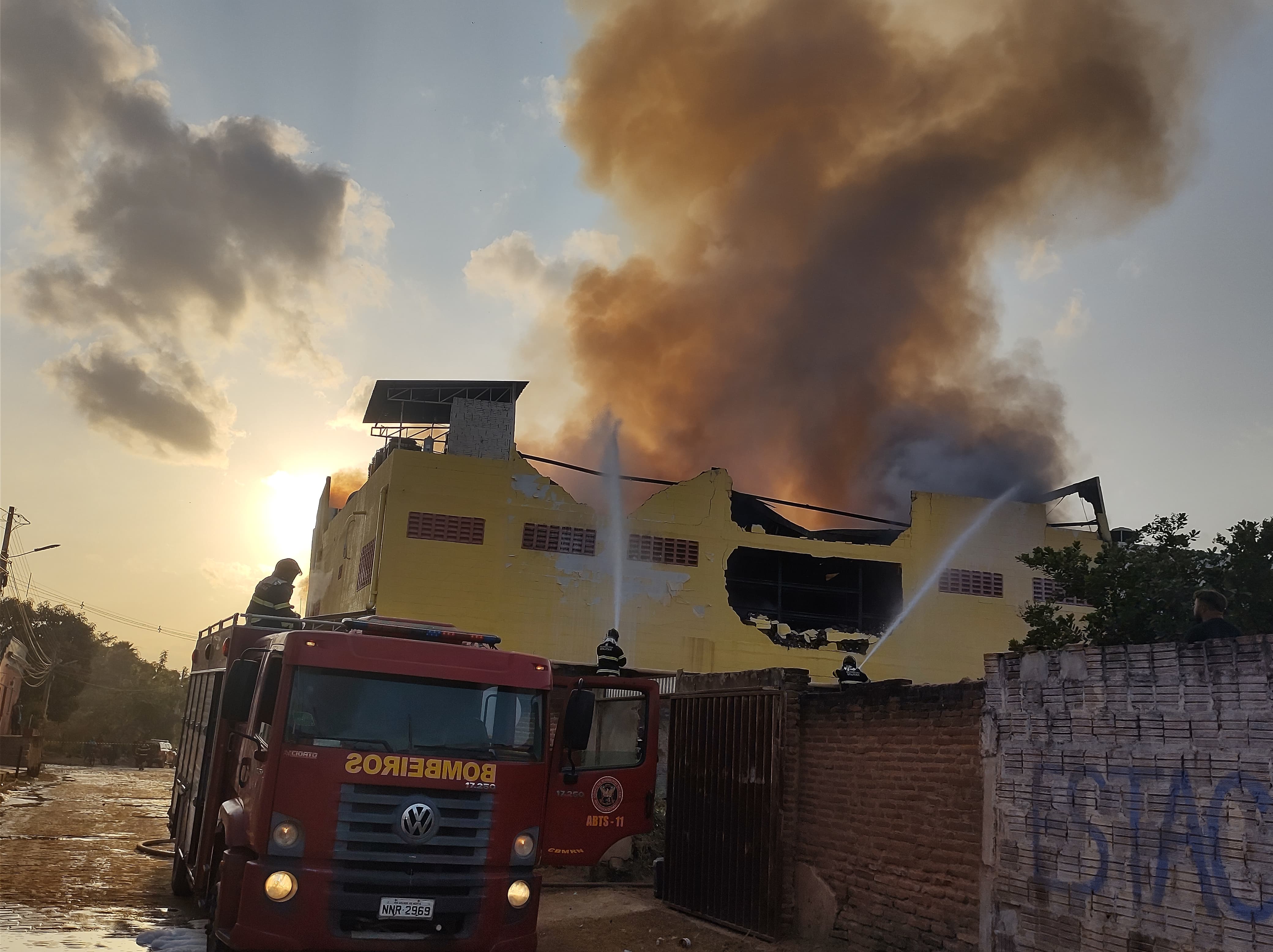 Bombeiros seguem tentando apagar incêndio em supermercado no interior do RN