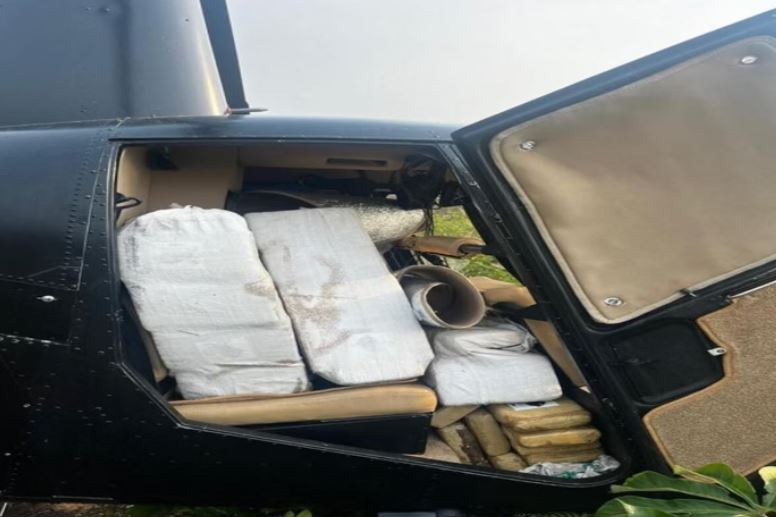 Helicóptero da Venezuela com 240 kg de drogas é interceptado em Manaus