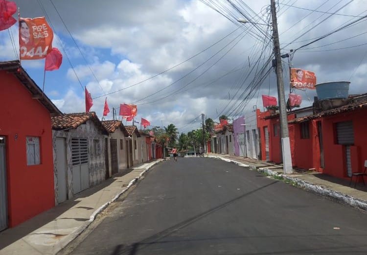 Exagerou: Rua em Mipibu é inteiramente decorada nas cores da campanha do prefeito e situação vai parar na Justiça Eleitoral