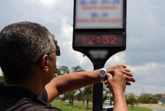 Volta do horário de verão é possibilidade real, diz ministro