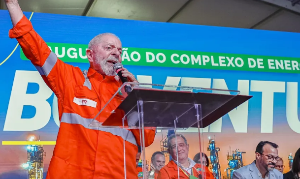 “Como o povo é mais inteligente do que quem faz concurso, me elegeram presidente da República”, diz Lula