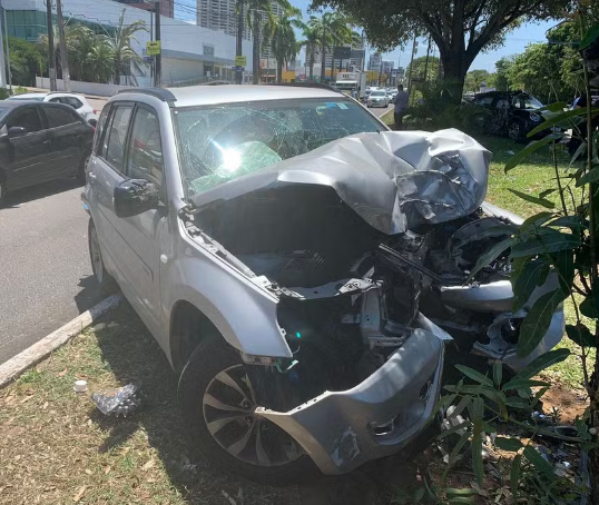 Duas pessoas ficam feridas após carros baterem, subirem em canteiro central de avenida e colidirem em árvores