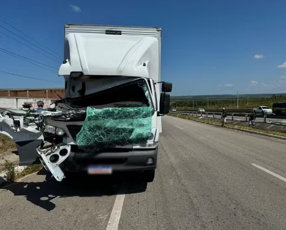 Homem morre após colisão entre carreta e caminhão em Canguaretama