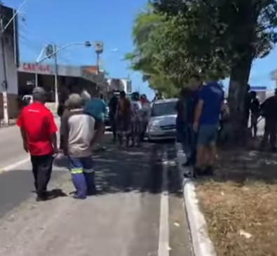 [VÍDEO] Bandido é amarrado por populares após se acidentar com carro roubado em Natal