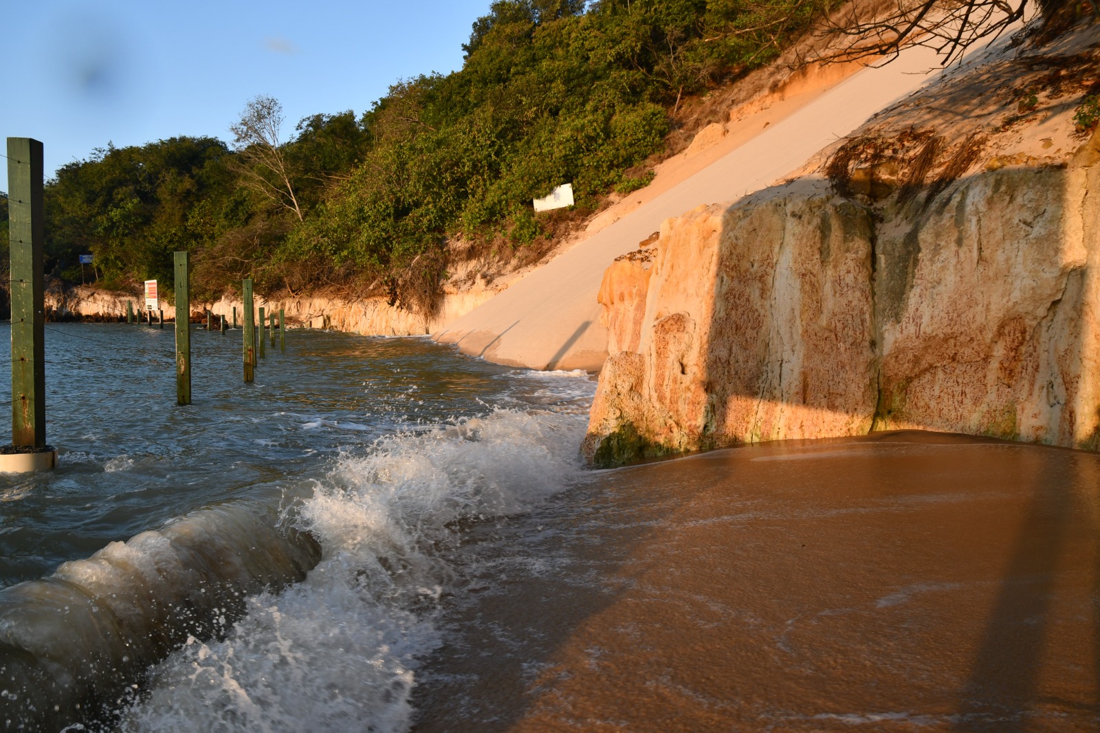 Natal decreta situação de emergência em Ponta Negra por avanço da maré