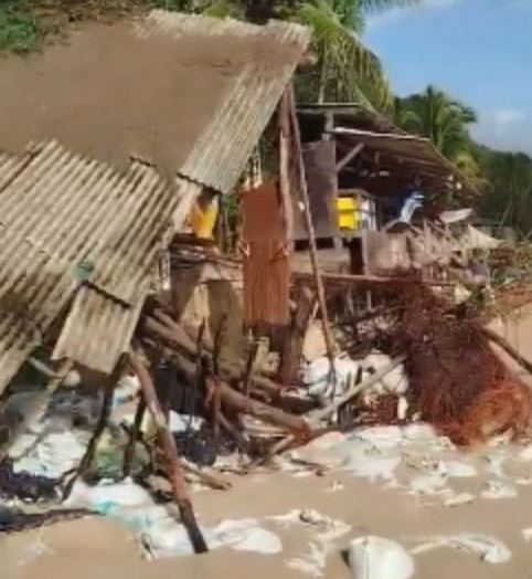 [VÍDEO] Barracas são destruídas pelo avanço do mar na Praia do Madeiro