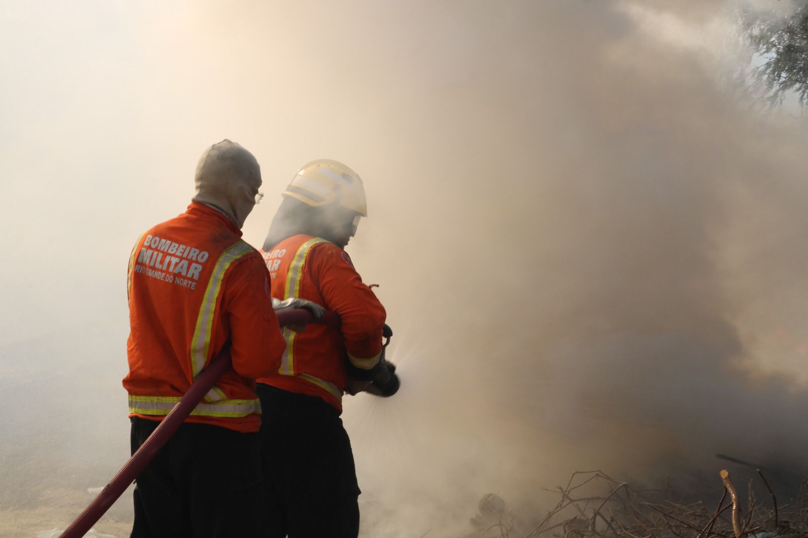 Corpo de Bombeiros Militar do RN envia reforço para combate a incêndios na região de fronteira do Brasil