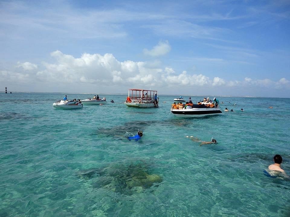 Lancha naufraga com 12 tripulantes em piscinas naturais no RN