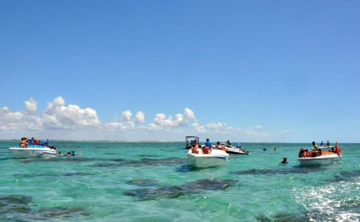 Lancha naufraga com 12 tripulantes nas piscinas naturais de Rio do Fogo