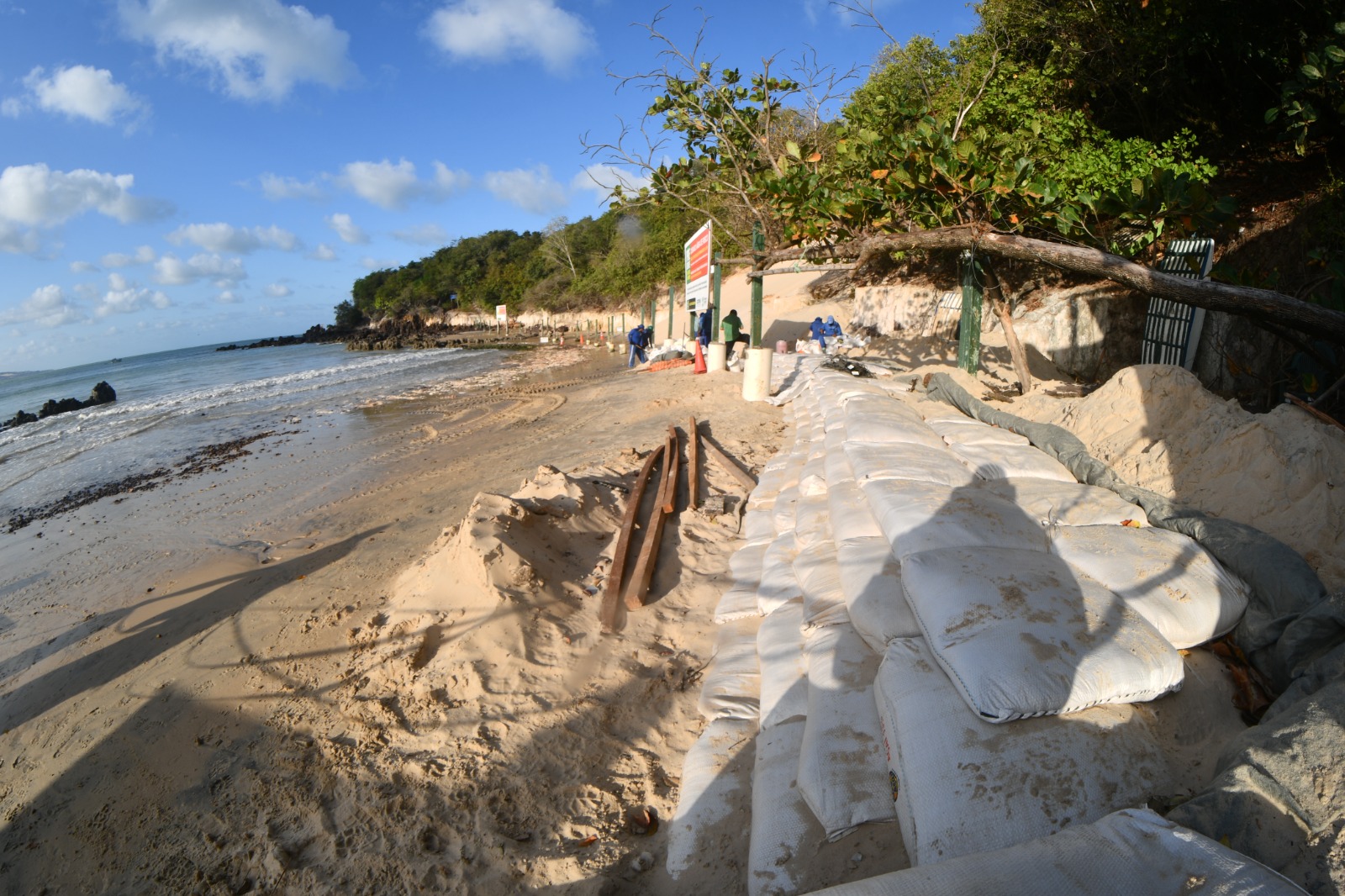 Diante do risco de desmoronamento, Prefeitura de Natal interdita e isola área próxima ao Morro do Careca