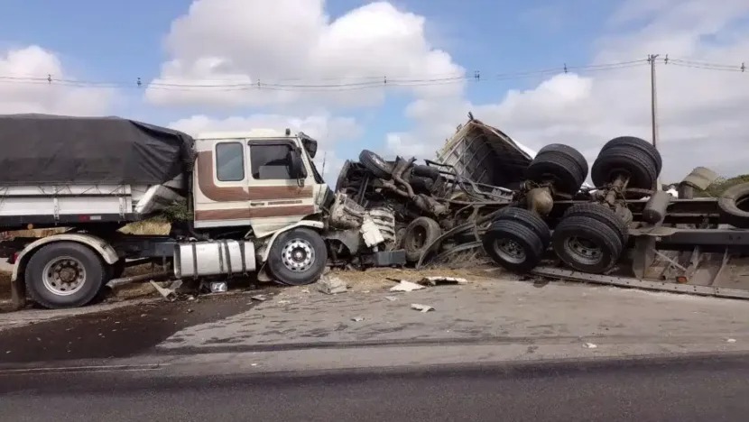 Carretas ficam destruídas após grave acidente no acesso ao Aeroporto de Natal