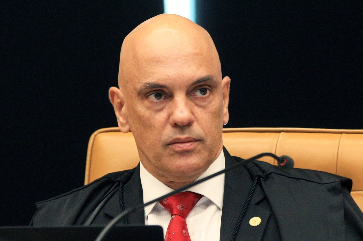 Moraes manda X pagar mais R$ 10 milhões para desbloquear rede no Brasil