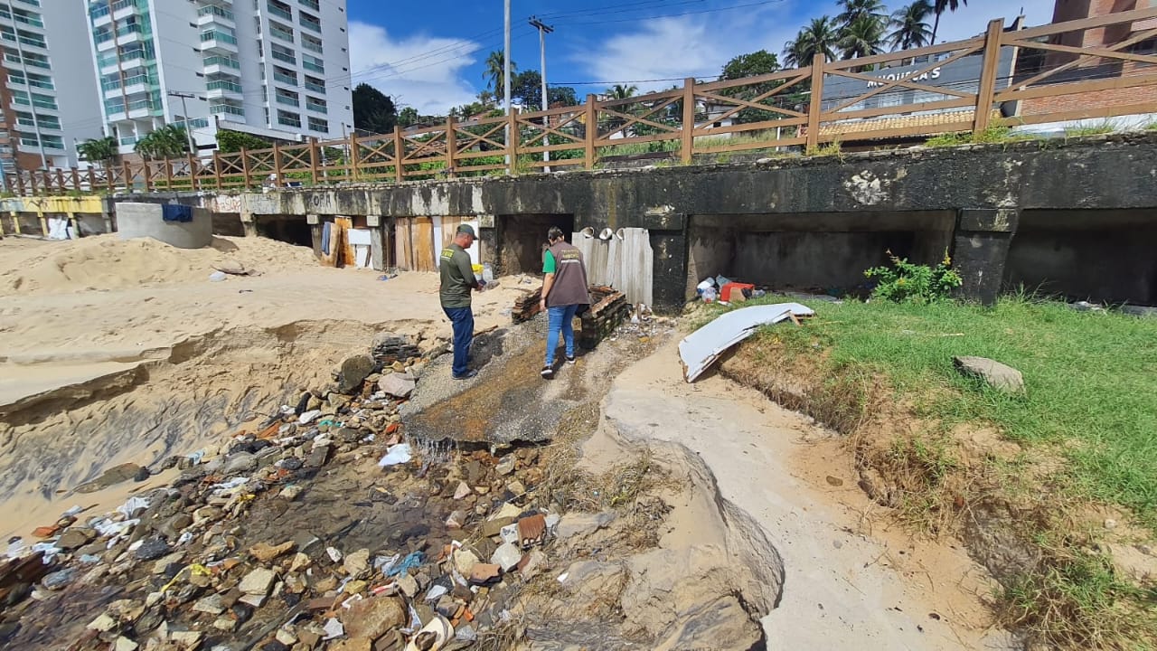 Prefeitura volta a flagrar condomínios e restaurantes jogando esgoto na praia de Areia Preta