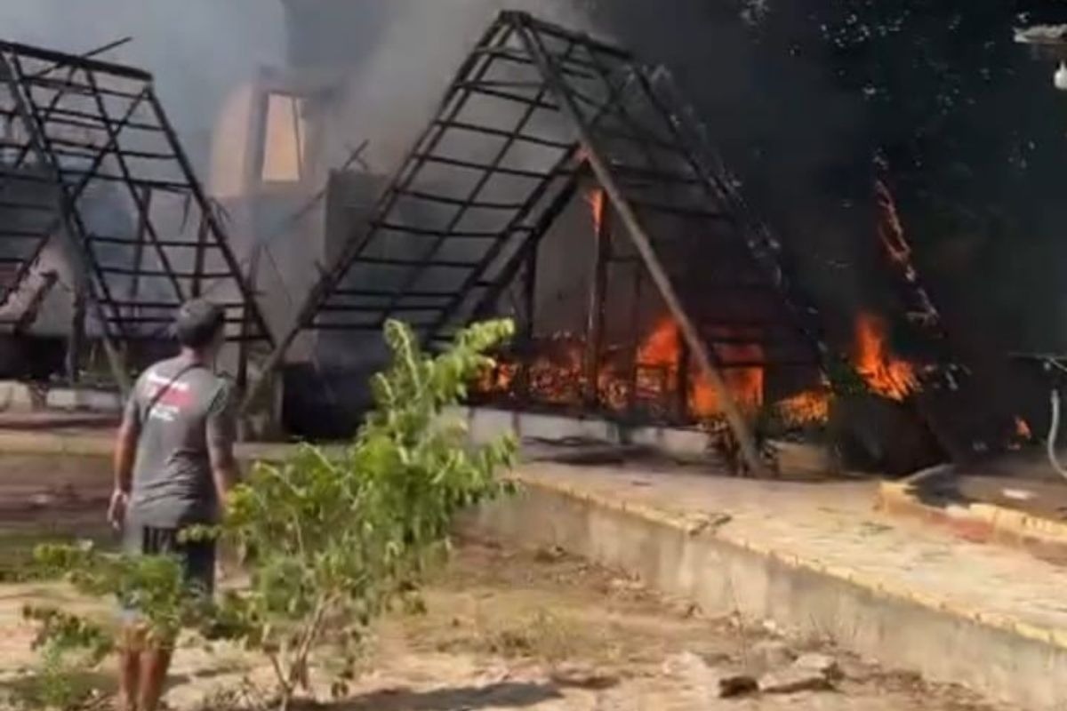 Incêndio destrói chalés em Pipa