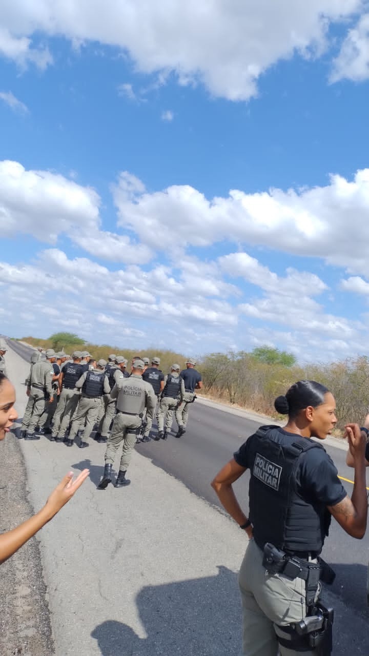 PMs param ônibus e abordam homens armados no RN