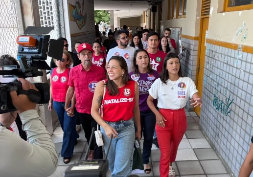 Natália Bonavides vota e fala em ‘sentimento de esperança’