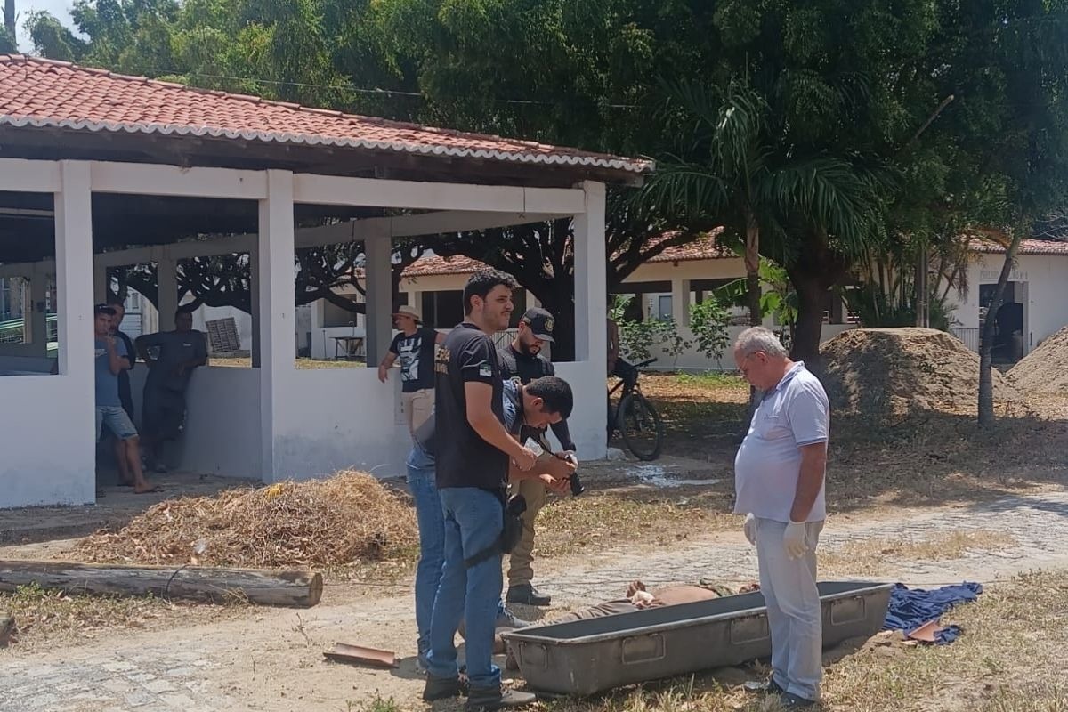 Poste cai e mata operário no parque Aristófanes Fernandes