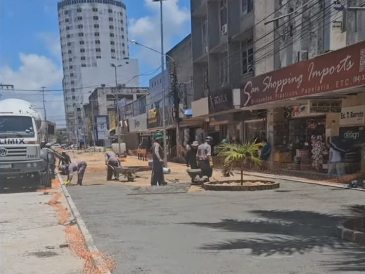 [VIDEO] De olho no período natalino, obra Rua João Pessoa deve ficar pronta até dezembro 