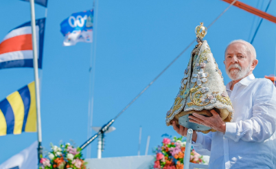 Público grita que Lula “vai roubar a santa” durante o Círio de Nazaré