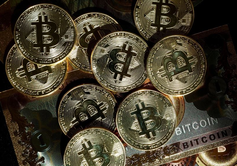 Bitcoin avança e atinge maior nível desde julho