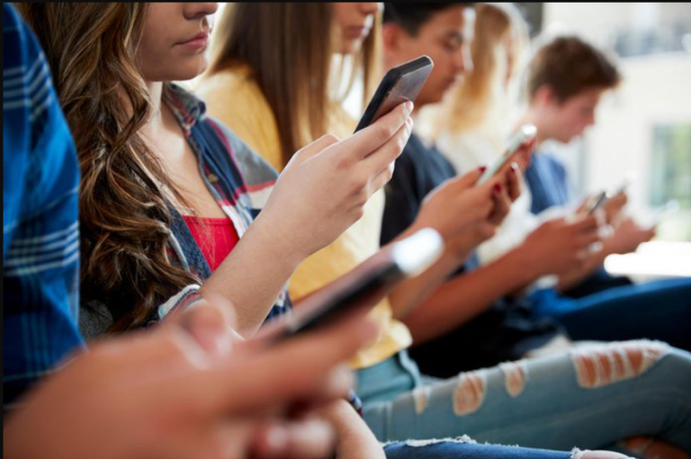 Maioria dos pais é a favor de proibir celular nas escolas