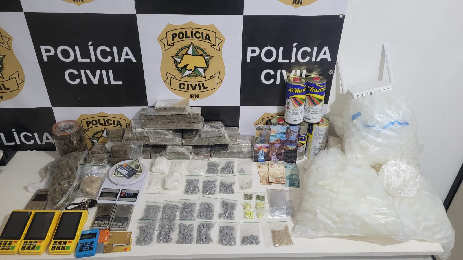 Quadrilha é presa com armas e comércio de drogas em Pipa