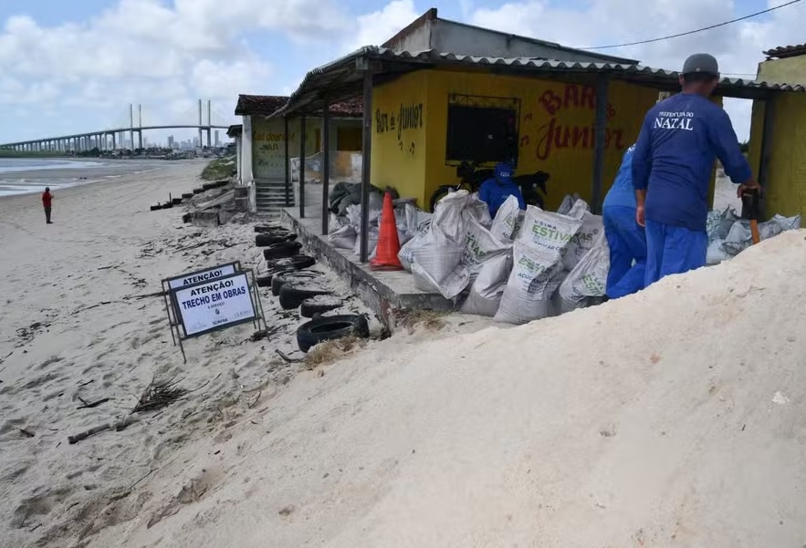 Defesa Civil interdita pelo menos 14 barracas na Praia da Redinha