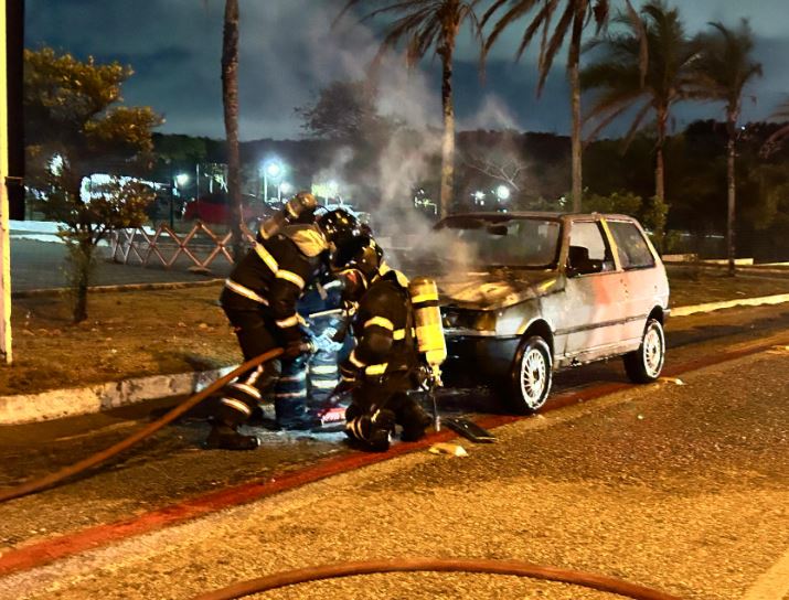 Corpo de Bombeiros combate incêndio em veículo na avenida Prudente de Moraes, em Natal