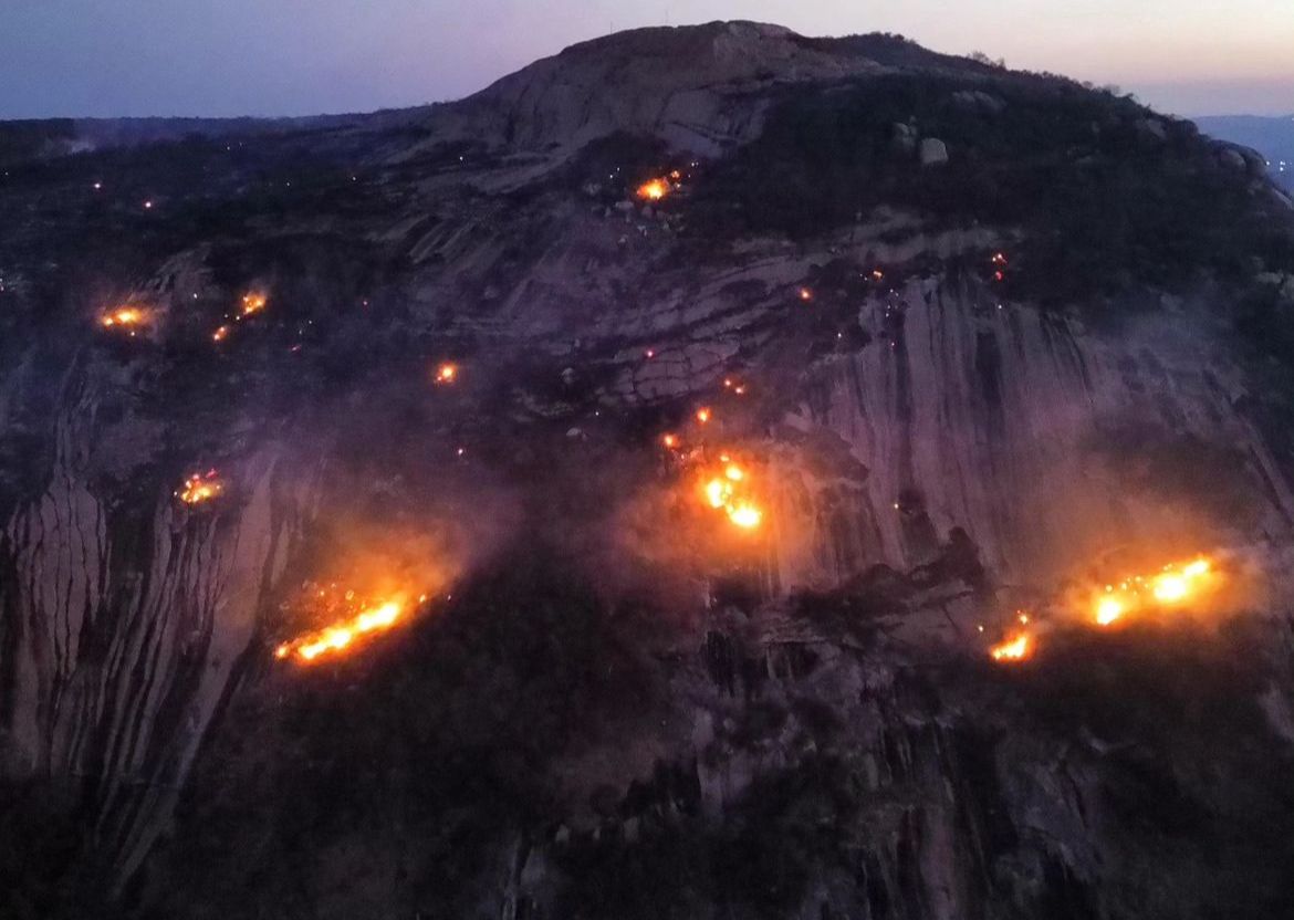 Bombeiros combatem incêndio que já dura mais de 24h no RN